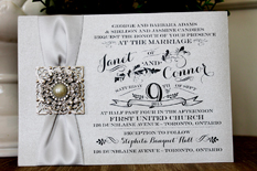 Invitation 1302: Silver Ore, Silver Ribbon, Brooch/Buckle Q, Metal Filigree F5 - Silver - Silver card with a silver ribbon and brooch design