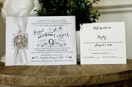 Invitation 1302: Silver Ore, Silver Ribbon, Brooch/Buckle Q, Metal Filigree F5 - Silver - Silver card with a silver ribbon and brooch design