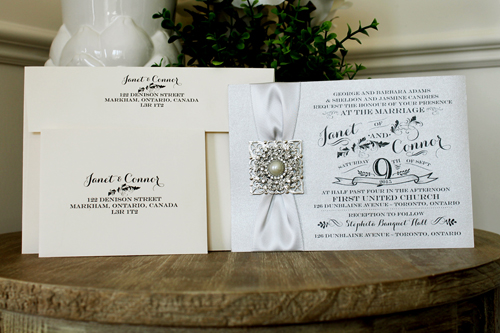 Invitation 1302: Silver Ore, Silver Ribbon, Brooch/Buckle Q, Metal Filigree F5 - Silver - Silver card with a silver ribbon and brooch design